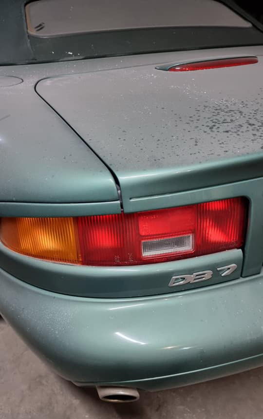 Пылится на подземном паркинге: в Киеве обнаружен заброшенный спорткар Aston Martin